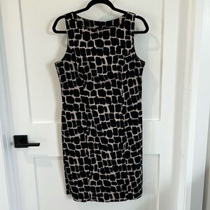 Chapter One Black and beige sleeveless sheath dress